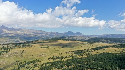 Fototapeta premium survol du massif des Pyrénées et des forets dans les Pyrénées-Orientales, sud de la France, parc naturel des Bouillouses