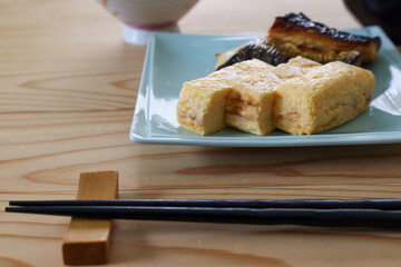 皿にのせた鯖の塩焼きとだし巻き卵