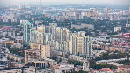 Das Stadtbild von Jekaterinburg, mit riesigen gelb grünen Hochhäusern, welche der Sowjetunion...