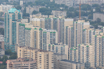 Das Stadtbild von Jekaterinburg, mit vielen riesigen Plattenbauten, welche der Sowjetunion...