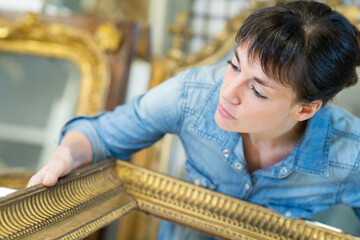 female customer buying a frame in atelier