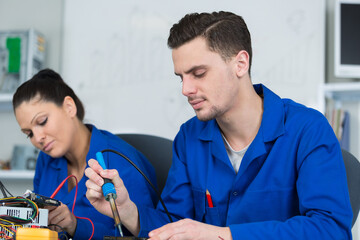 Obraz premium students in electronics class at university