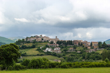 Fototapeta na wymiar The skyline of the small medieval town Monteleone di Spoleto, Umbria