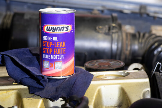 Jerez de la Frontera, C&aacute;diz, Espa&ntilde;a, 21 de febrero de 2022. Tap&oacute;n de fuga de aceite de motor para motores de gasolina y di&eacute;sel, por encima del motor del coche