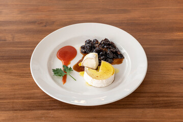 Goat cheese is a soft cheese, white, creamy, without eyes, melting, with different maturation times and can be with or without rind, this being white mold
