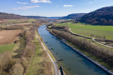 Luftbild des Rhein-Main-Donau-Kanal bei Berching mit Blick auf das Unterwasser der Schleuse im Sommer