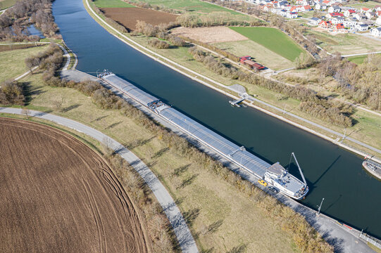 Luftbild der Schleuse Berching am Rhein-Main-Donau-Kanal im Naturpark Altm&uuml;hltal im Sommer mit wartendem Frachtschiff im Oberwasser