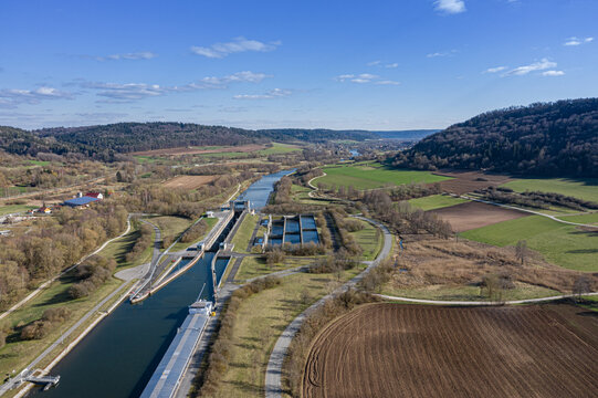 Luftbild der Schleuse Berching am Rhein-Main-Donau-Kanal im Naturpark Altmühltal im Sommer mit Blick auf die Ausgleichsbecken und ein wartendes Frachtschiff