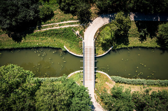 Luftbild einer historischen Schleuse am Ludwig-Donau-Main-Kanal im Naturpark Altmühltal nähe Beilngries, Bayern, Deutschland
