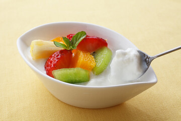 ヨーグルト　フルーツ入り