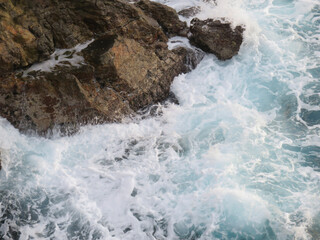 Obraz premium waves crashing on rocks