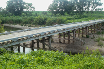 Fototapeta na wymiar 木製の橋