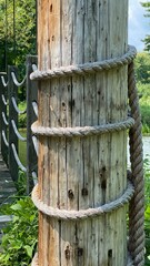 Gros plan sur un vieux poteau en bois d'un pont pour piétons. Pilier d'un pont suspendu au-dessus...