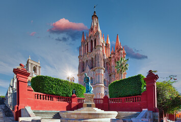 Fototapeta premium San Miguel de Allende, Landmark Parroquia De San Miguel Arcangel cathedral in historic city center.