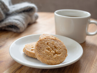 ホットコーヒーとナッツクッキー