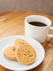 ホットコーヒーとナッツクッキー