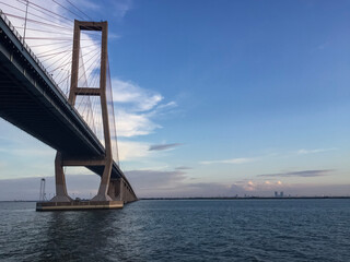 Obraz premium sunset on the suramadu bridge, surabaya, east java