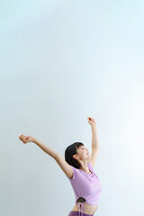 ヨガの合間に深呼吸をする女性