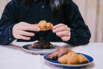 クロワッサンを持った女性