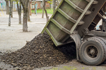 Unloading and transportation of land by cargo transport