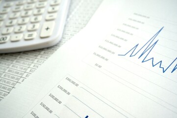 ビジネスイメージ　売上とグラフと計算機