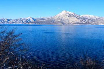 北海道千歳市、真冬の支笏湖と恵庭岳【1月】