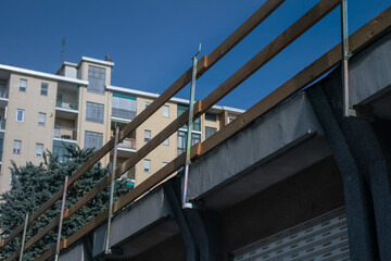Naklejka premium Railing for building site facade: on the edge of the roof hooked to the roof cornice of the building under construction.