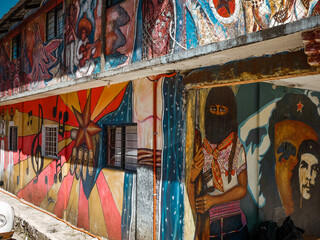 メキシコの国際組織 サパティスタの村オベンティックの芸術的な壁画