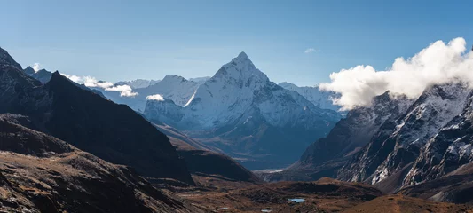 Papier Peint photo Ama Dablam Paysage panoramique du sommet de la montagne Ama Dablam, sommet le plus célèbre de la route de trekking du camp de base de l& 39 Everest, chaîne de montagnes de l& 39 Himalaya au Népal