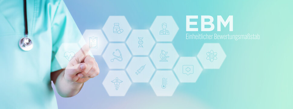 EBM (Einheitlicher Bewertungsma&szlig;stab). M&auml;nnlicher Arzt zeigt mit Finger auf digitales Hologramm aus Icons. Text mit medizinischen Begriff. Konzept f&uuml;r Digitalisierung in der Medizin