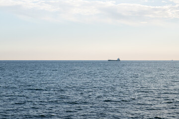 夕暮れの穏やかな海と船