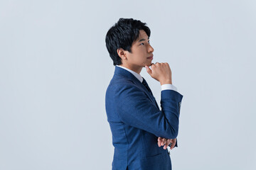 考え事をする20代ビジネスマン