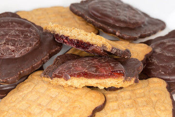 Obraz premium Cookies with chocolate coating and jam, fragment close-up