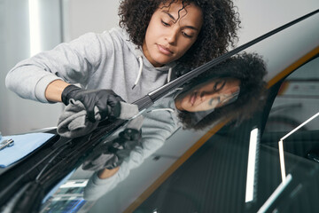 Auto detailer drying windscreen with absorbent cloth