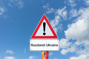 Warnschild Russland Ukraine auf blauen Hintergrund
