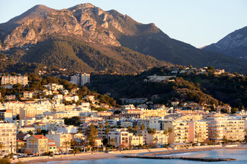 Fototapeta na wymiar lever de soleil un matin à Roquebrune-Cap-Martin