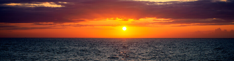 Wunderschöner Sonnenuntergang auf dem Meer mit roten Sonne