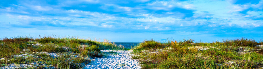 Sanddüne mit Blick auf dem Meer und blauen Himmel an der Nordsee Ostsee  Schweden