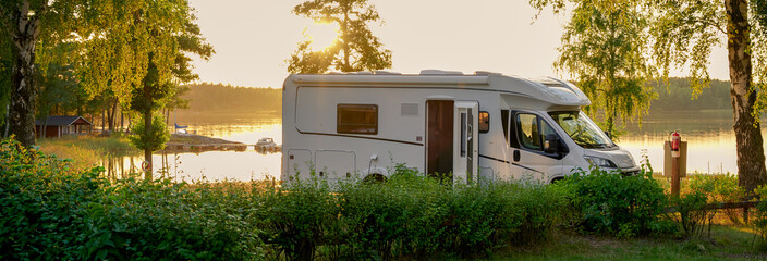 Reisen im Camper an einem See alleine mit Sonnenuntergang alleine als Banner