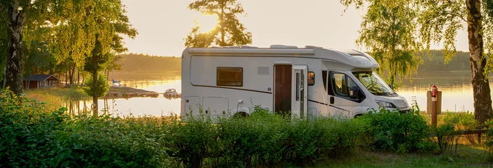 Foto op Plexiglas Reisen im Camper an einem See alleine mit Sonnenuntergang alleine als Banner © www.push2hit.de
