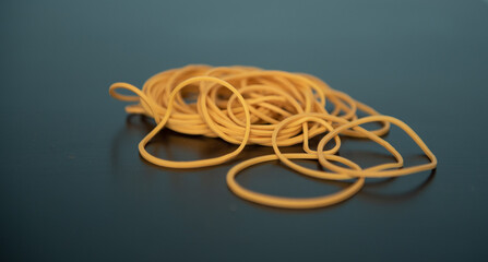 élastiques en caoutchouc sur une table noire © Pause Papote