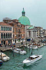 Grand Canal et basilique Santa Maria della Salute in Venice, Italy