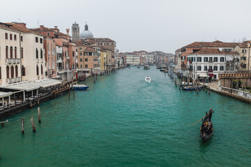 Fototapeta na wymiar Grand Canal et basilique Santa Maria della Salute in Venice, Italy