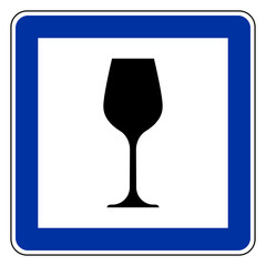 Weinglas und Schild