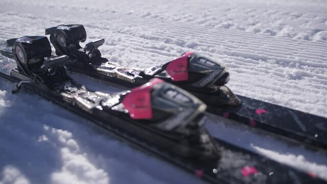 narty spadają na śnieg