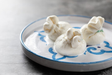 Burrata italiana  della regione Puglia a base di mozzarella con crema all'interno