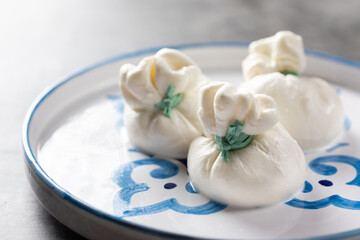 Burrata italiana  della regione Puglia a base di mozzarella con crema all'interno