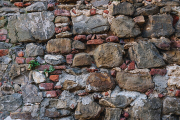 Alte Steinmauer mit Natursteinen.