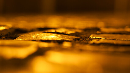 Jeux de lumières dans la ville de Sigean, en pleine nuit, dans une rue illuminée par l'éclairage public