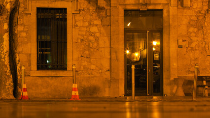 Jeux de lumières dans la ville de Sigean, en pleine nuit, dans une rue illuminée par l'éclairage public